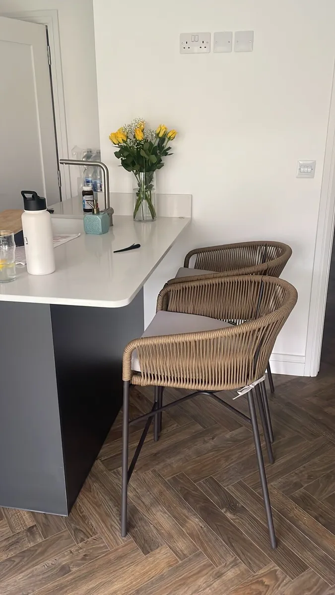 Kave Home kitchen stools - Image 2