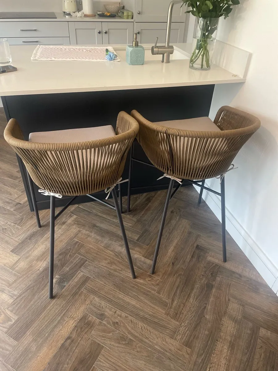 Kave Home kitchen stools - Image 3