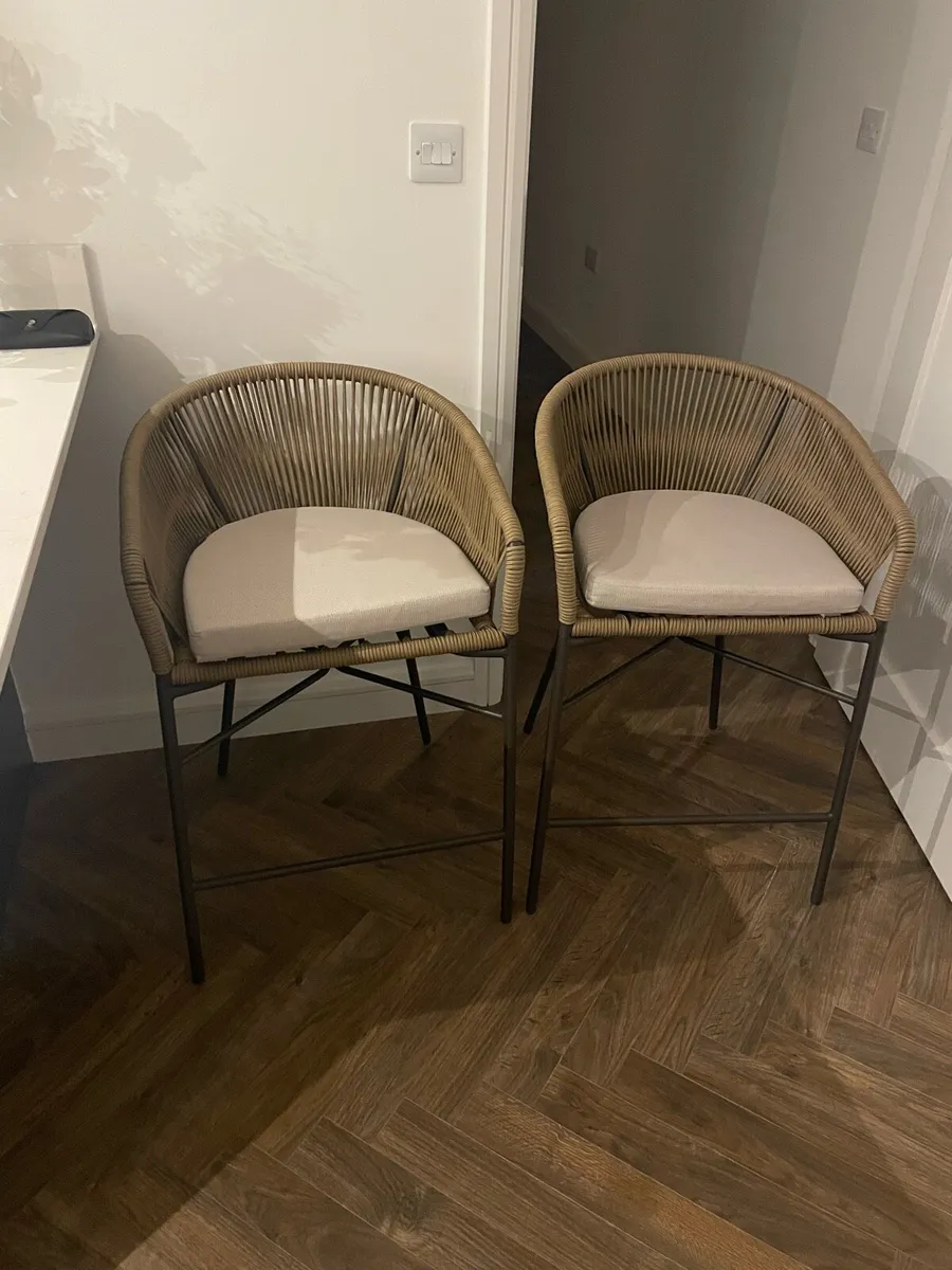 Kave Home kitchen stools - Image 4
