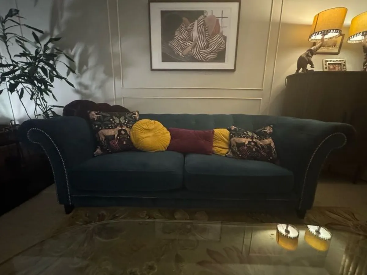 Couch- classic, beautiful & luxurious style - Image 1
