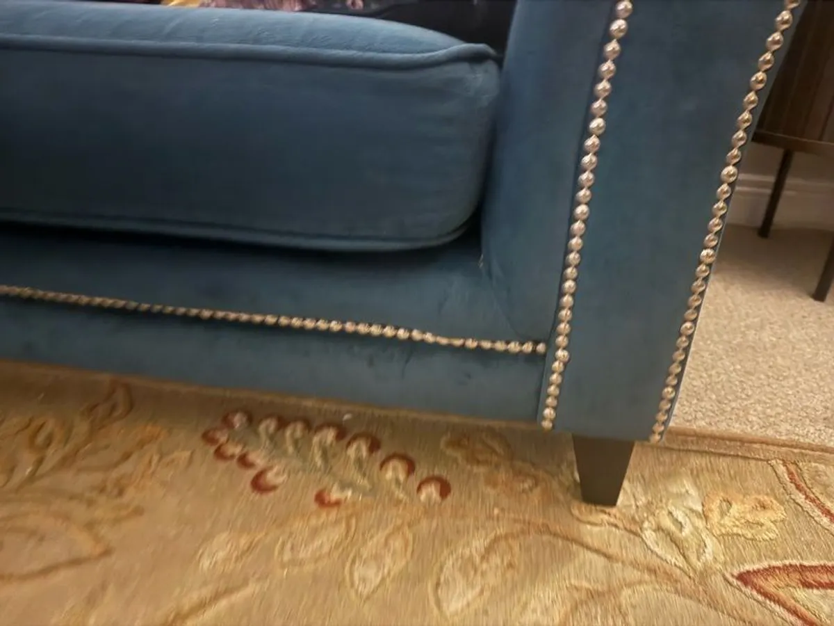 Couch- classic, beautiful & luxurious style - Image 2