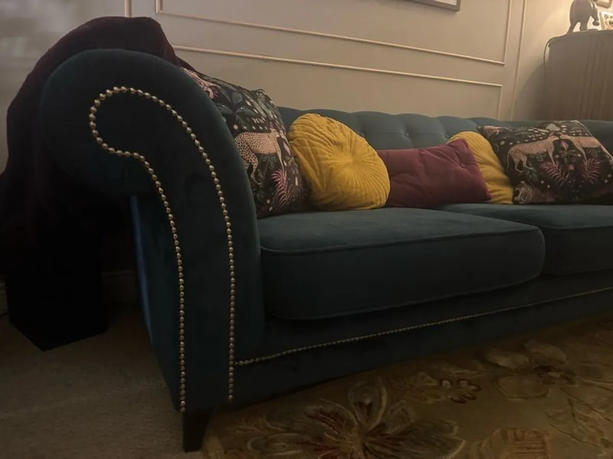 Couch- classic, beautiful & luxurious style - Image 3