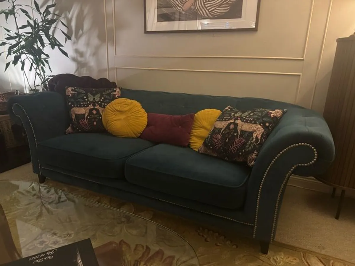 Couch- classic, beautiful & luxurious style - Image 4