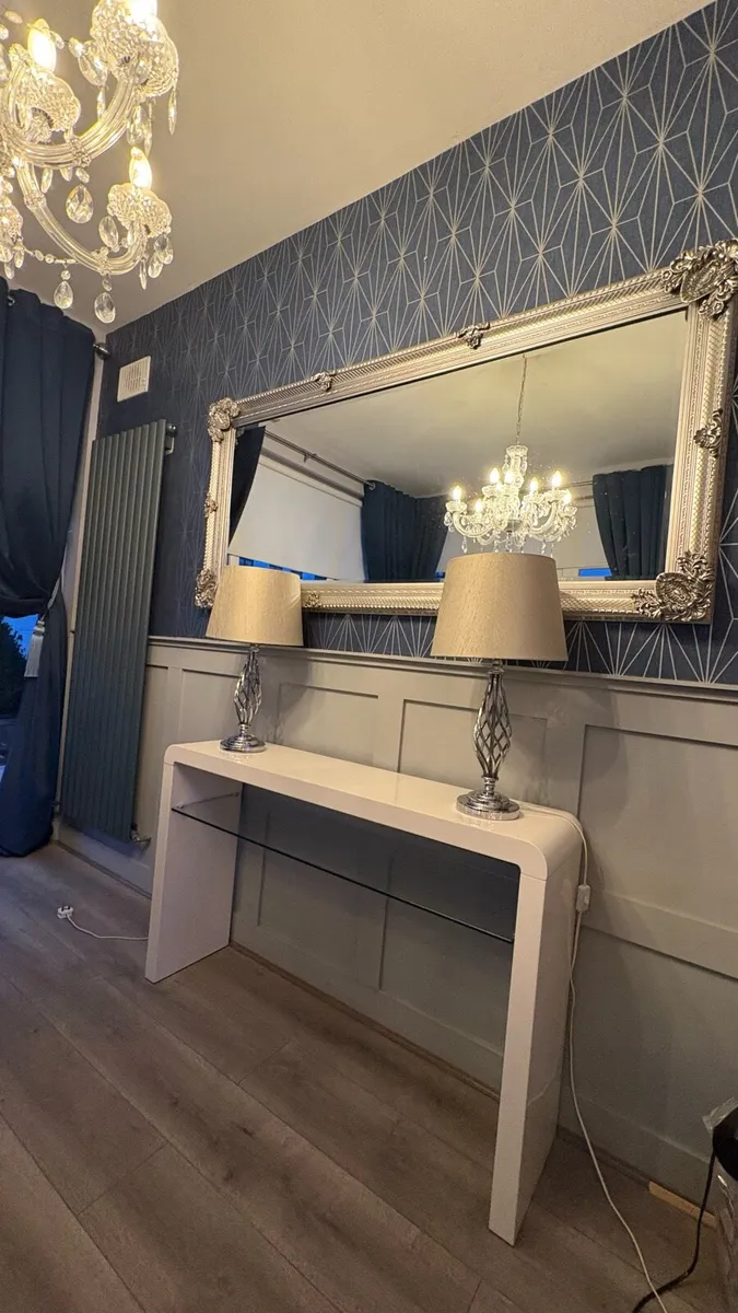 Console table & pair of lamps - Image 1