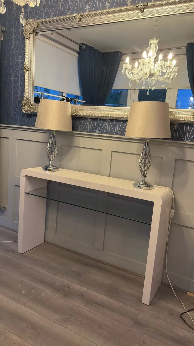 Console table & pair of lamps - Image 2