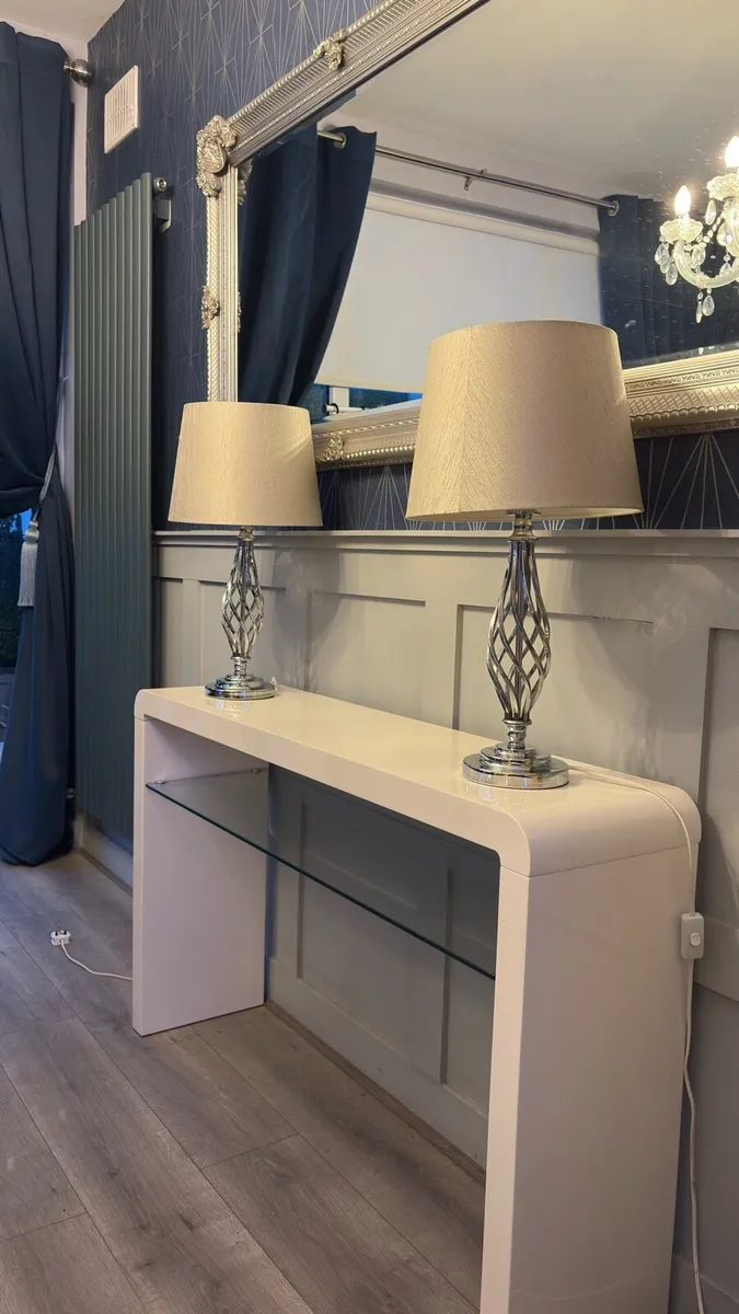 Console table & pair of lamps - Image 3