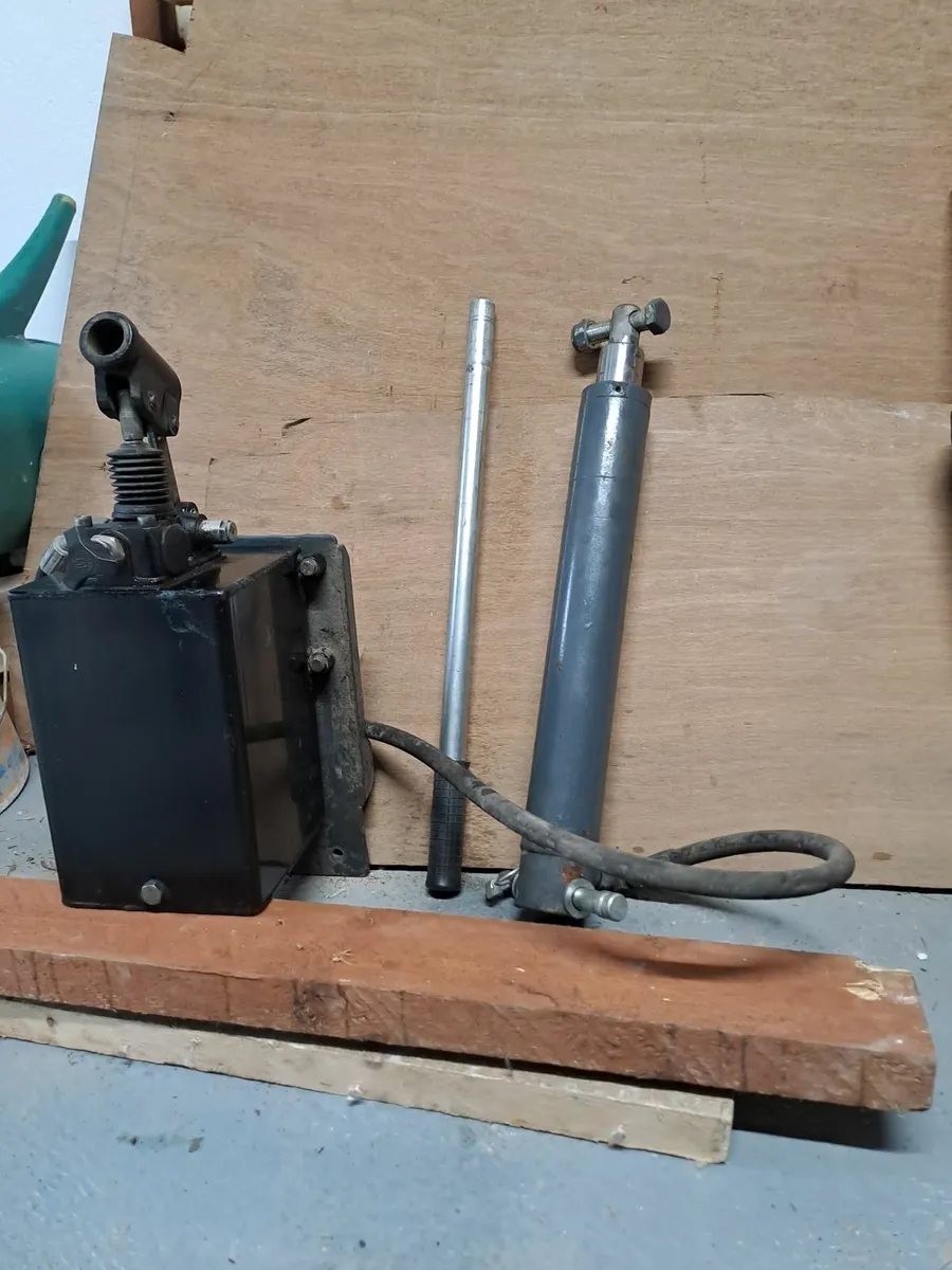 Ram and  Hydraulic Pump Kit for car tipping - Image 1