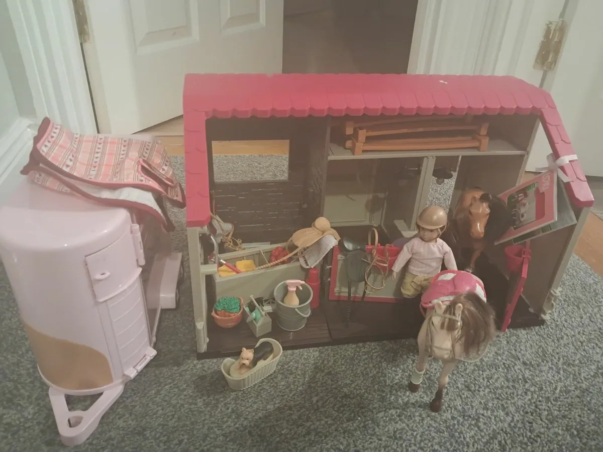 Lori horse stables with accessories