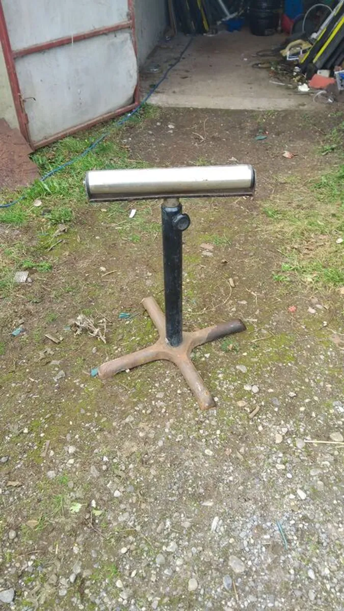 Adjustable Trestle with bearings roller and heavy cast iron base. - Image 1