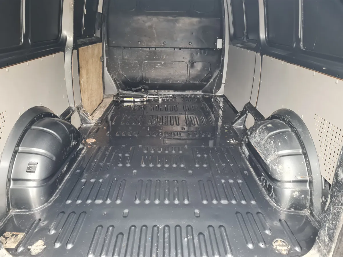 Volkswagen Transporter 2018 - Image 2