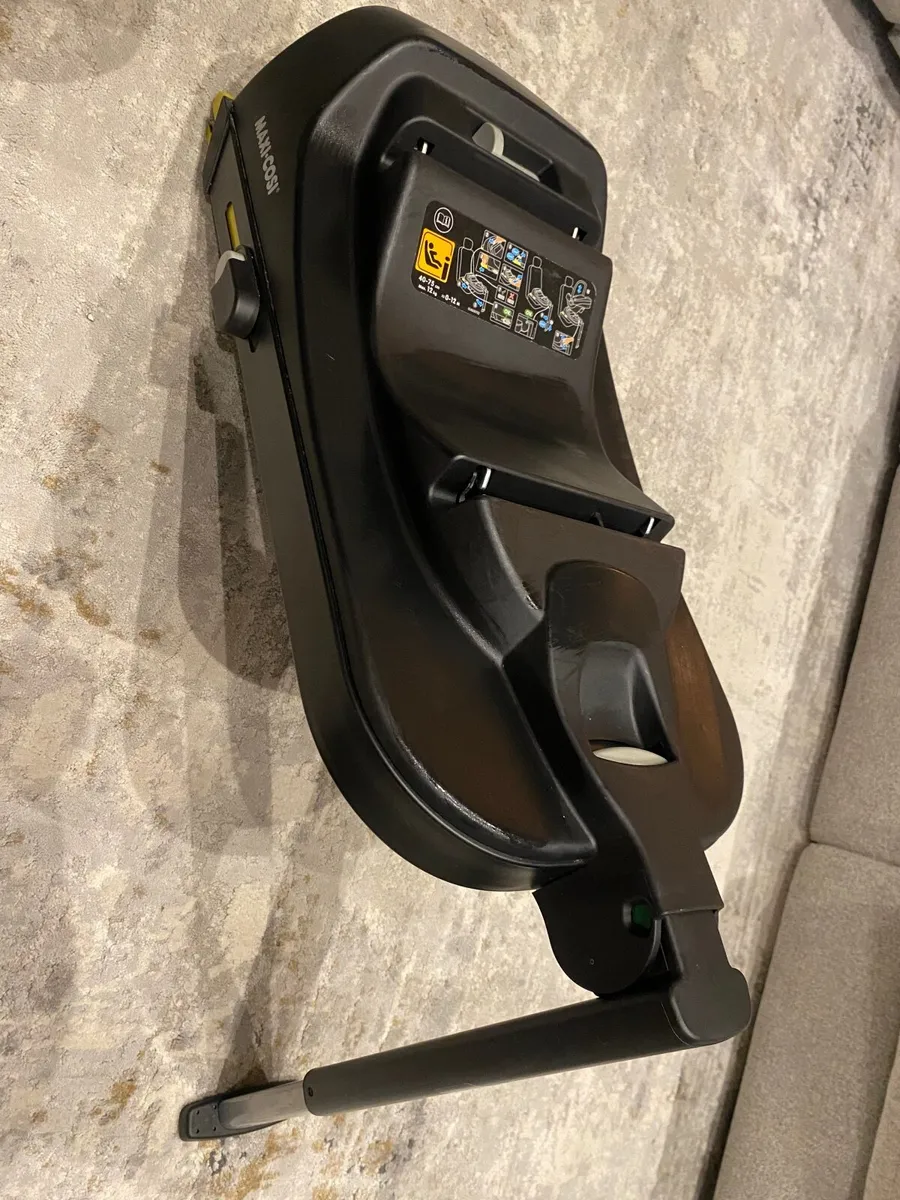 Maxi Cosi CabrioFix Baby Car Seat & ISOFIX Base - Image 2