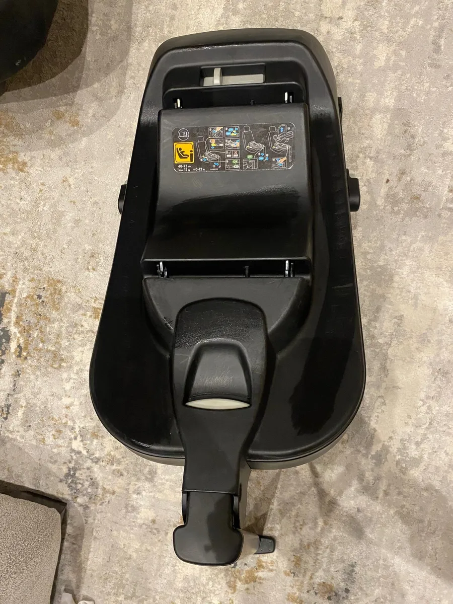 Maxi Cosi CabrioFix Baby Car Seat & ISOFIX Base - Image 3
