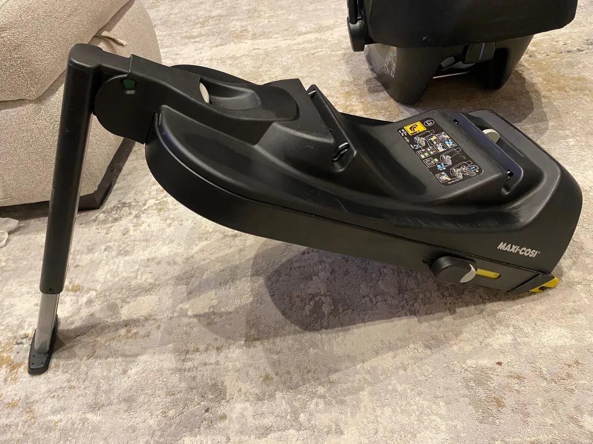 Maxi Cosi CabrioFix Baby Car Seat & ISOFIX Base - Image 4