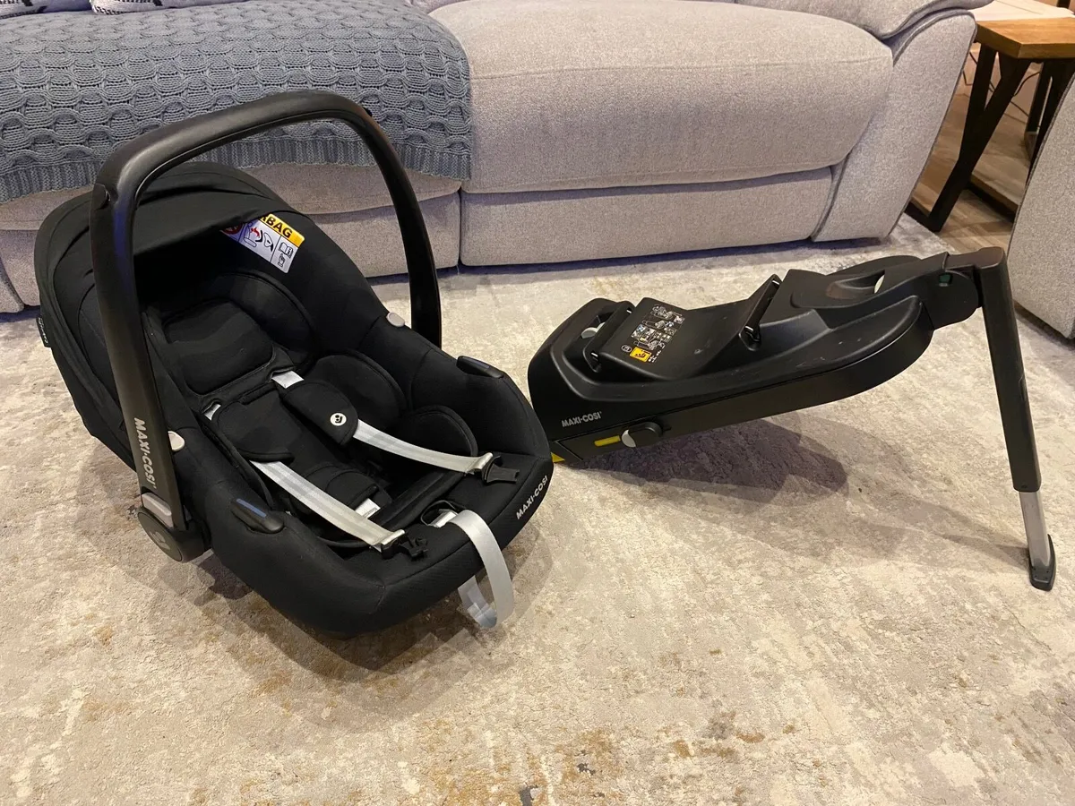 Maxi Cosi CabrioFix Baby Car Seat & ISOFIX Base - Image 1