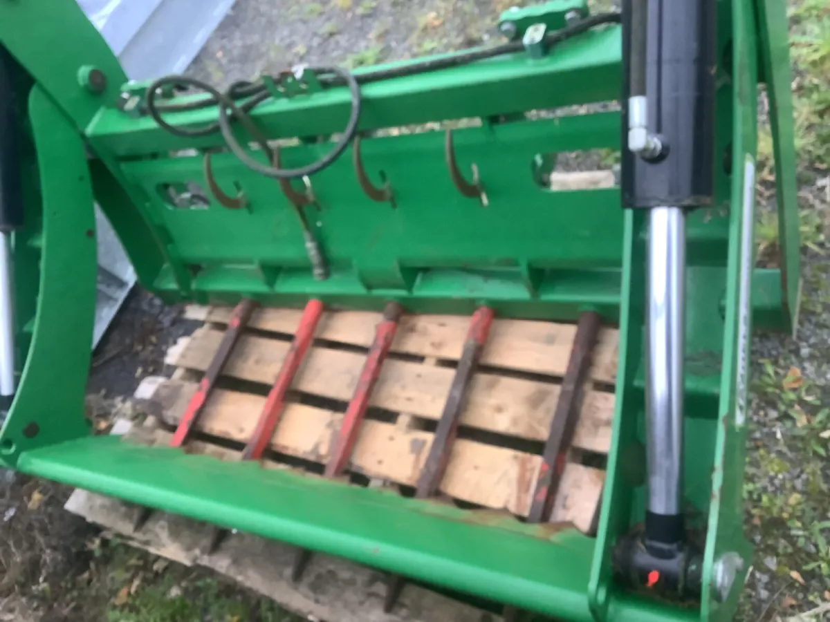 Used Cashels bale splitter with plastic catcher - Image 1