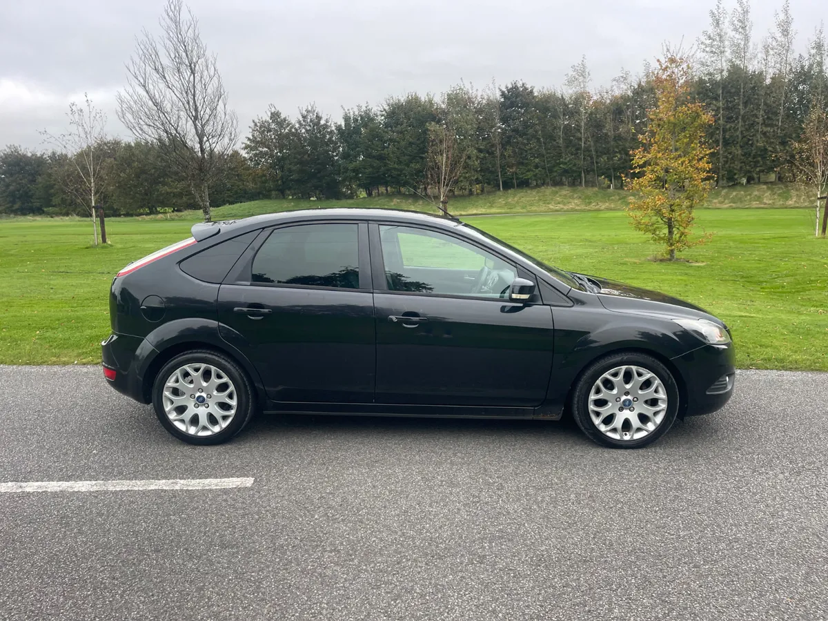 Ford Focus 2011 - Image 2