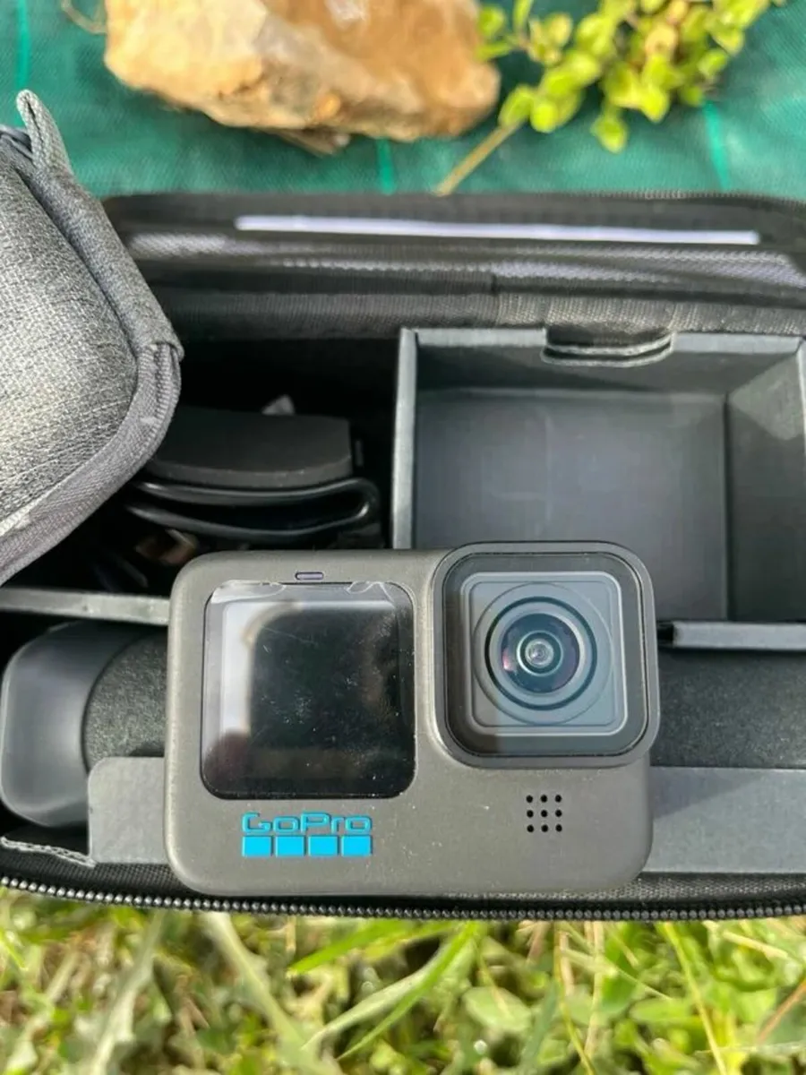 GoPro Hero 11 + 128GB SSD + Accessories - Image 2