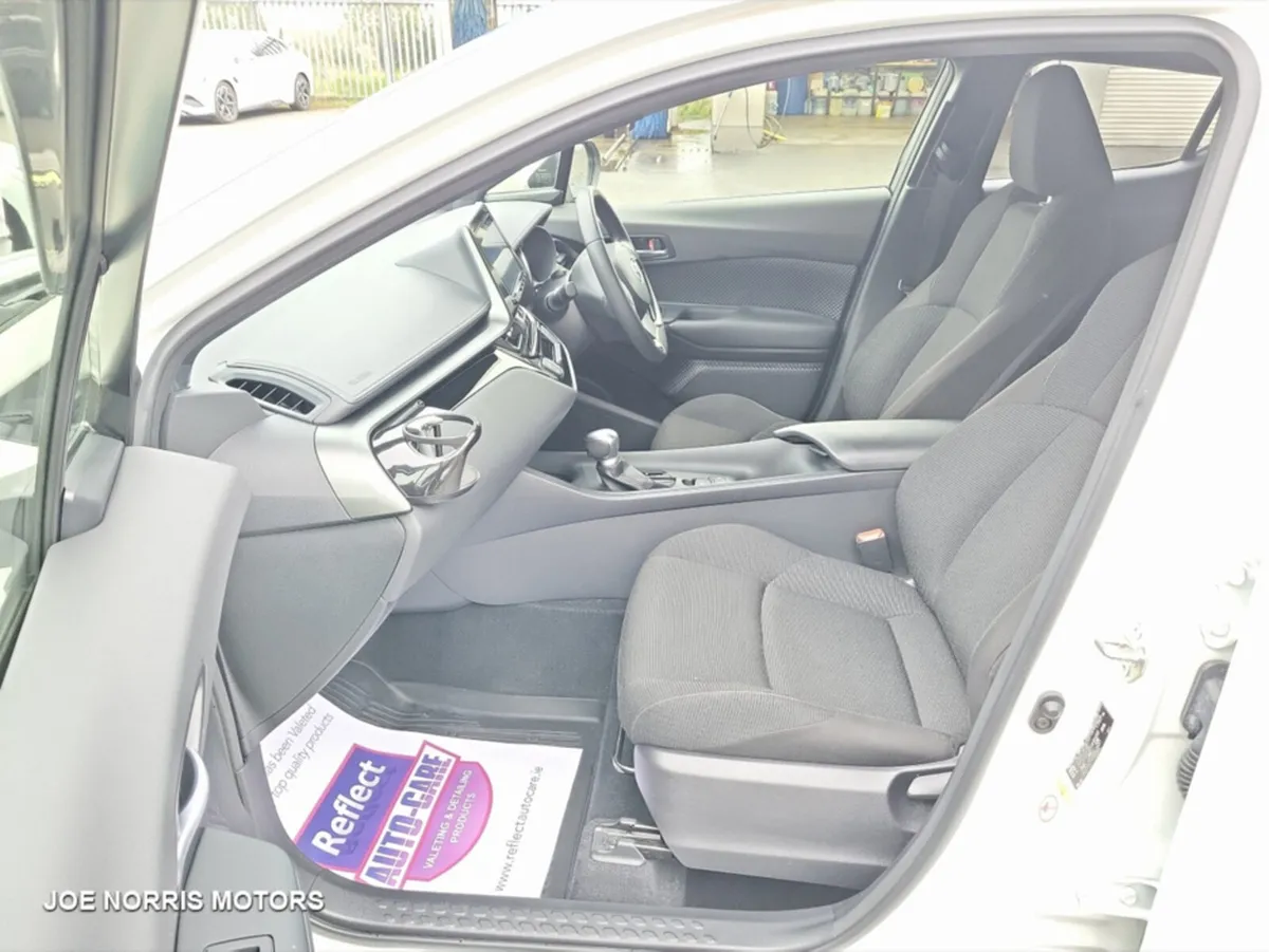 Toyota C-HR 1.8 HYBRID S LED PACKAGE AUTOMATIC - Image 4