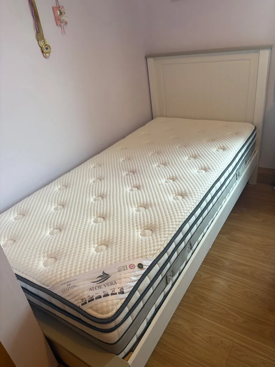Single bed with mattress - Image 1