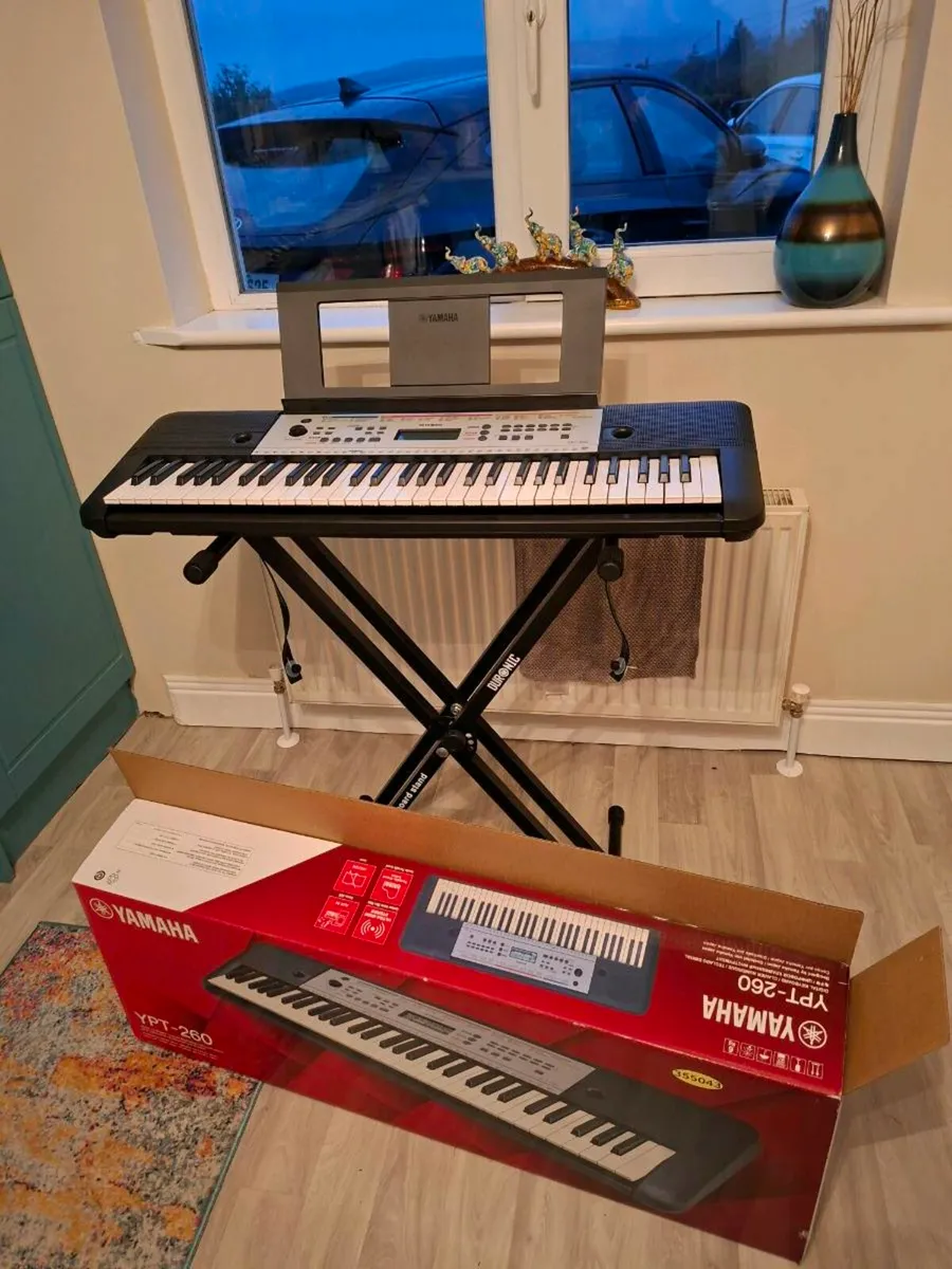 Electric Yamaha  Keyboard Piano and Stand