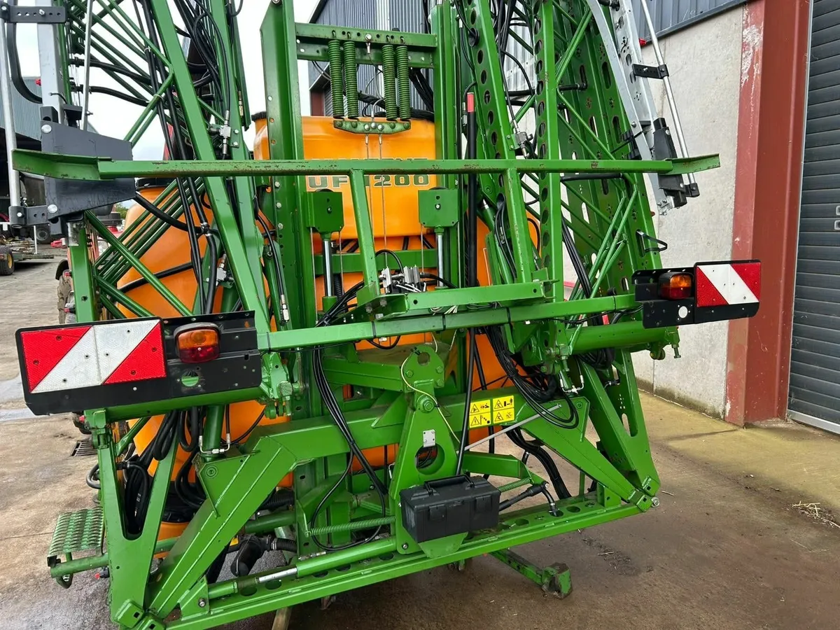 Amazone UF1200-18m sprayer - Image 2