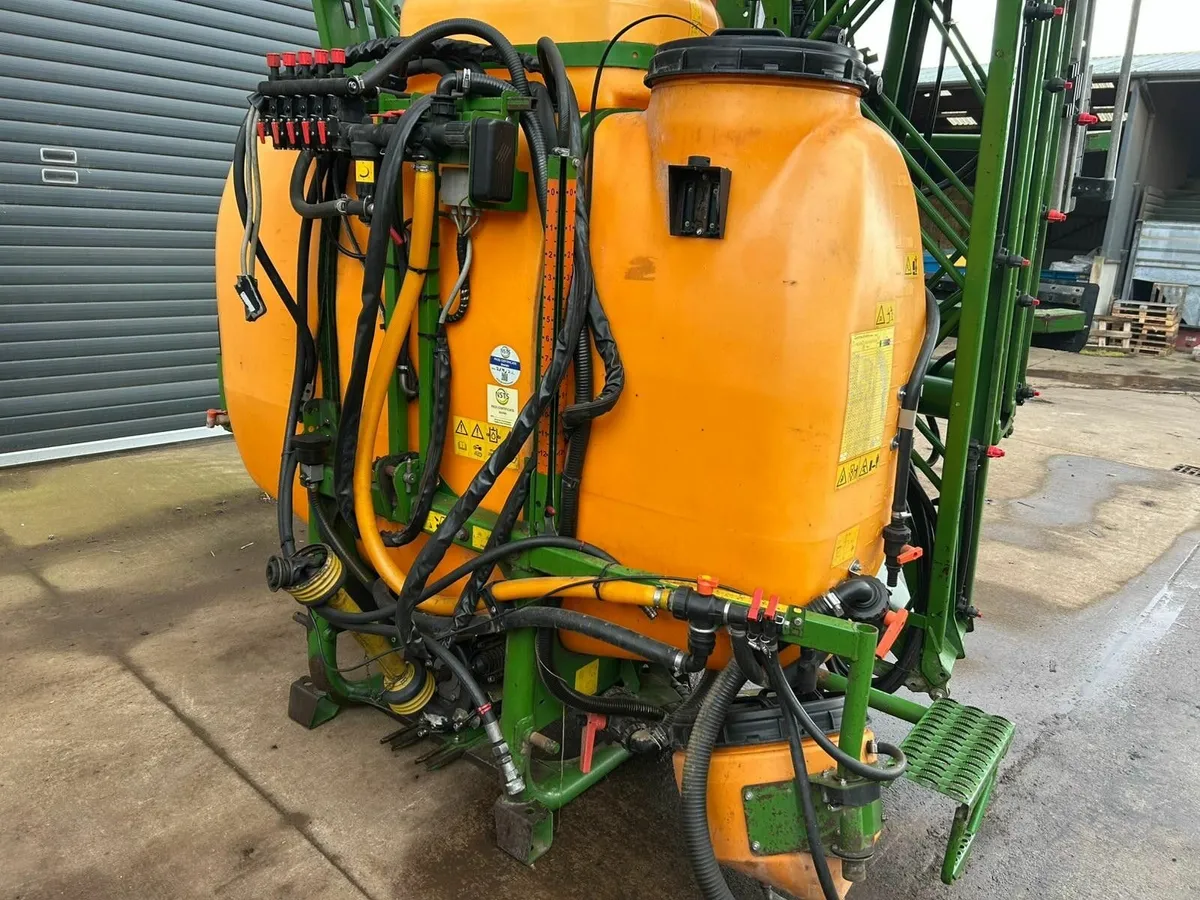 Amazone UF1200-18m sprayer - Image 3