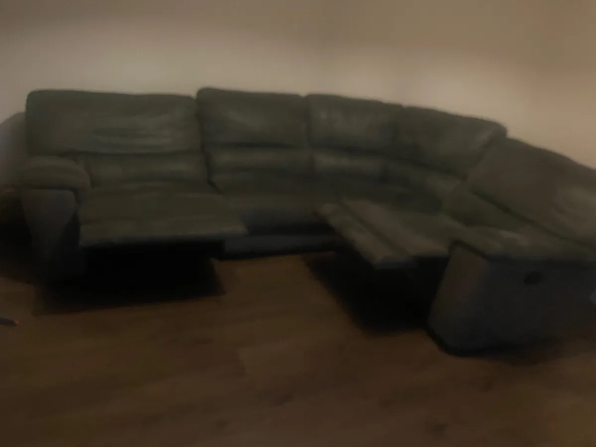 Corner sofa , reclines on both ends - Image 1