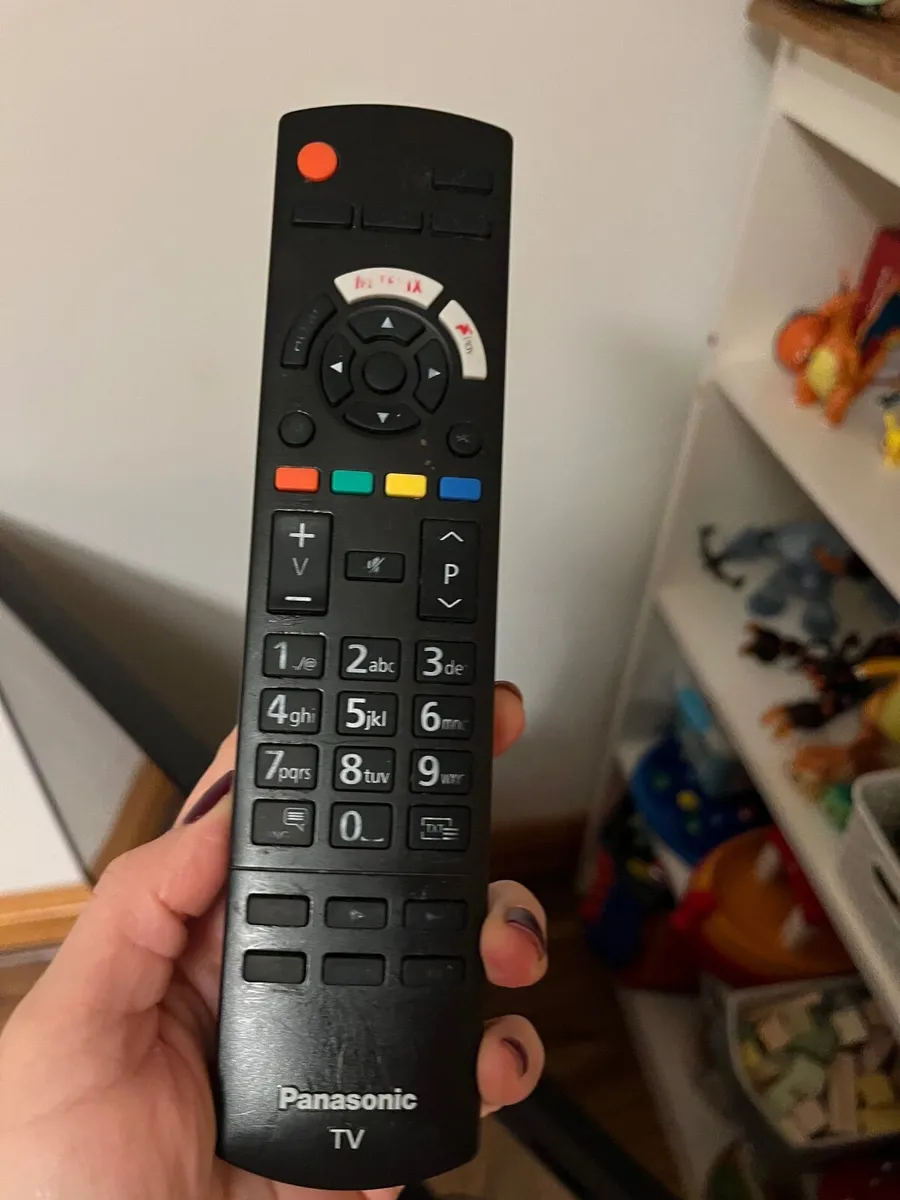 Panasonic TX-43FX550B 2018 4K Ultra HD TV - Black - Image 2
