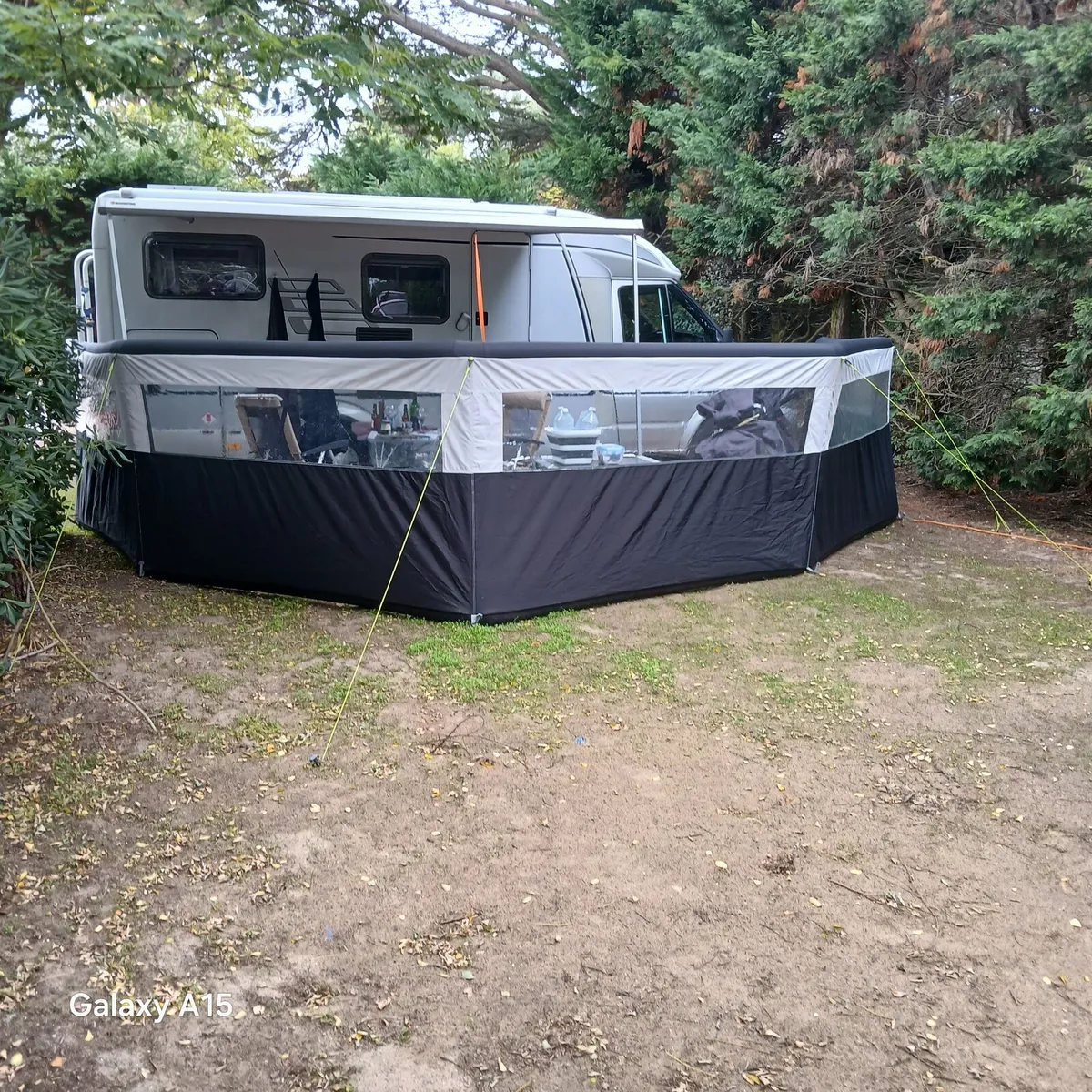 Inflatable windbreaker - Image 2