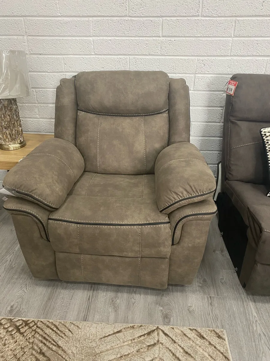 Sales clearance brand new recliner armchairs red - Image 3