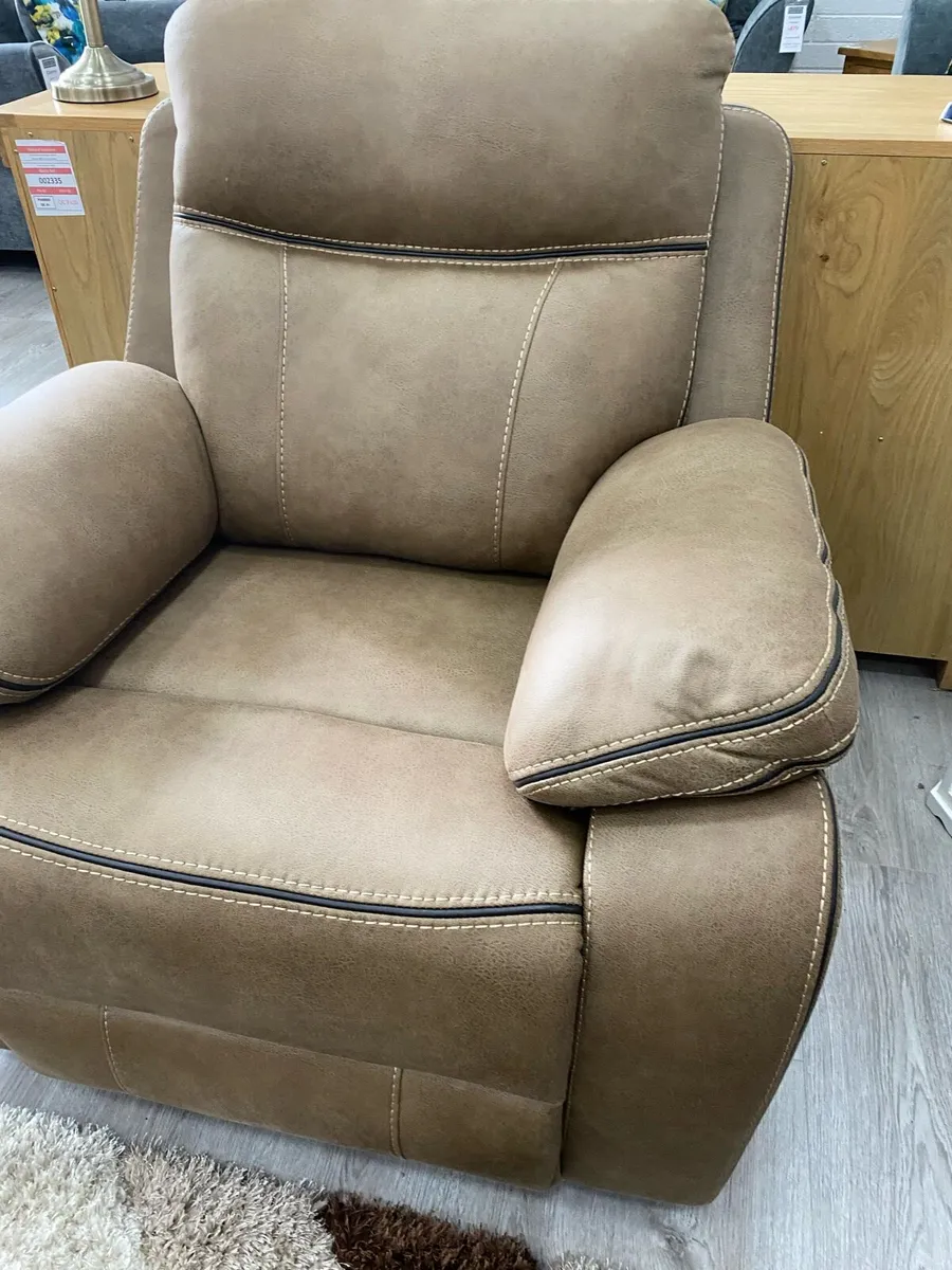 Sales clearance brand new recliner armchairs red - Image 4