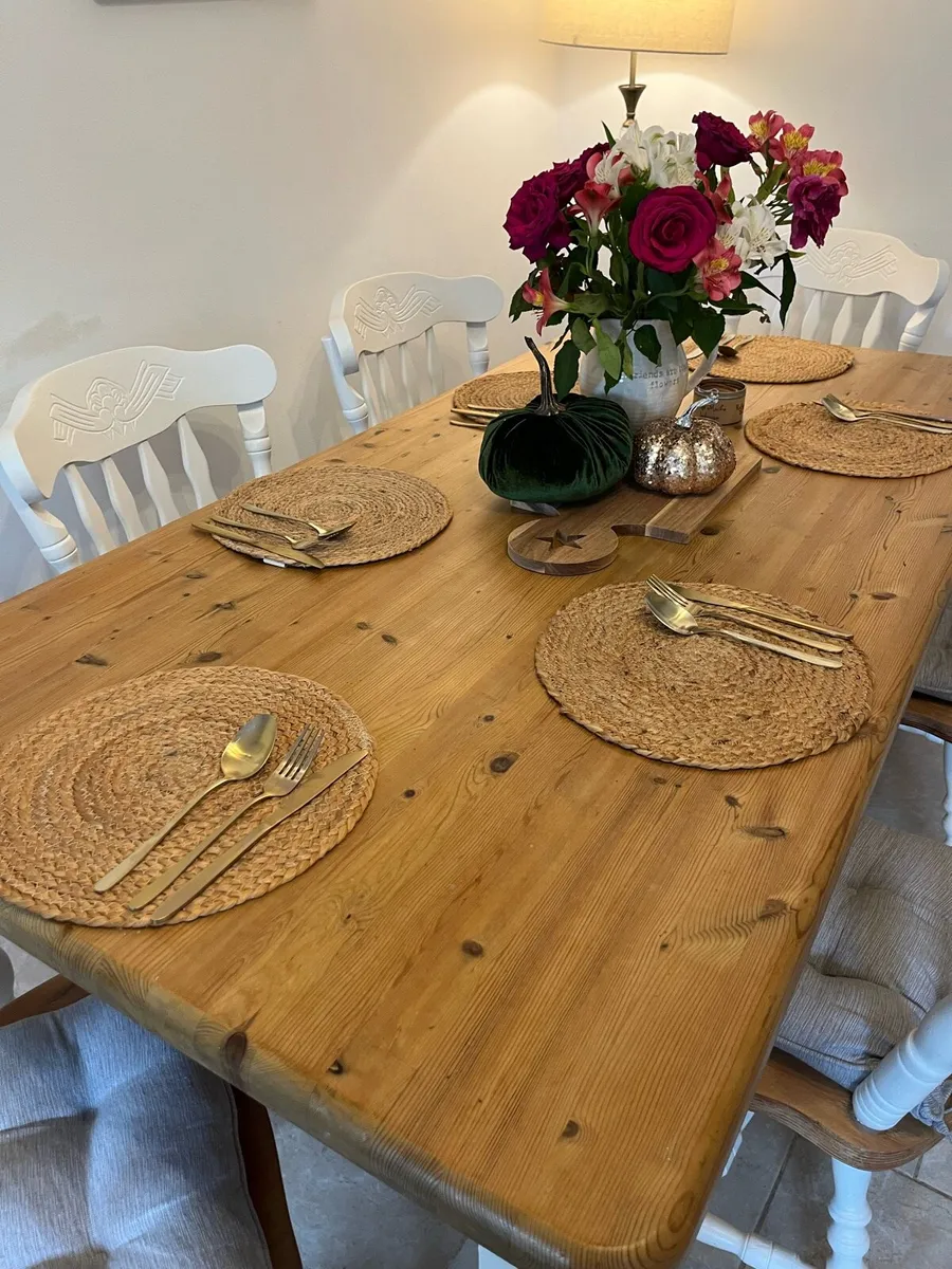 Table and chairs - Image 2