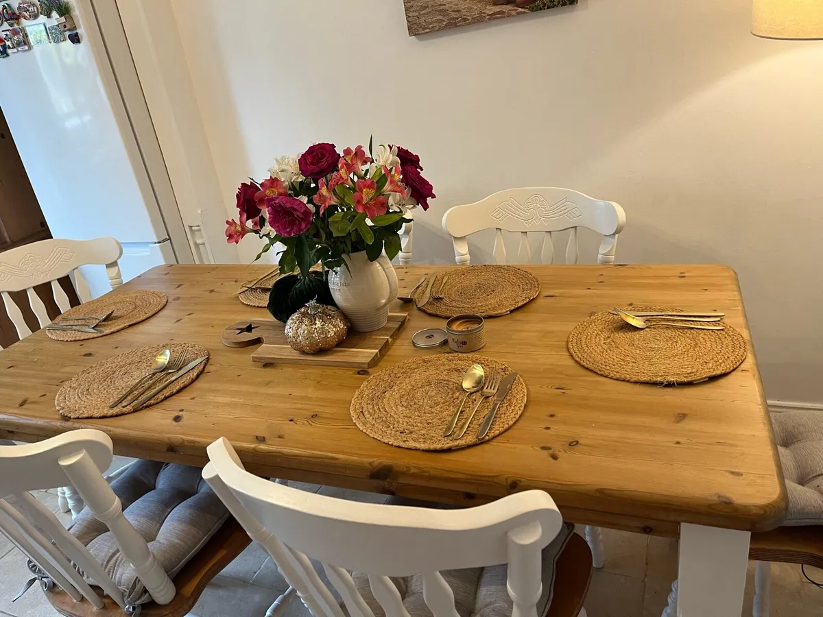 Table and chairs - Image 3