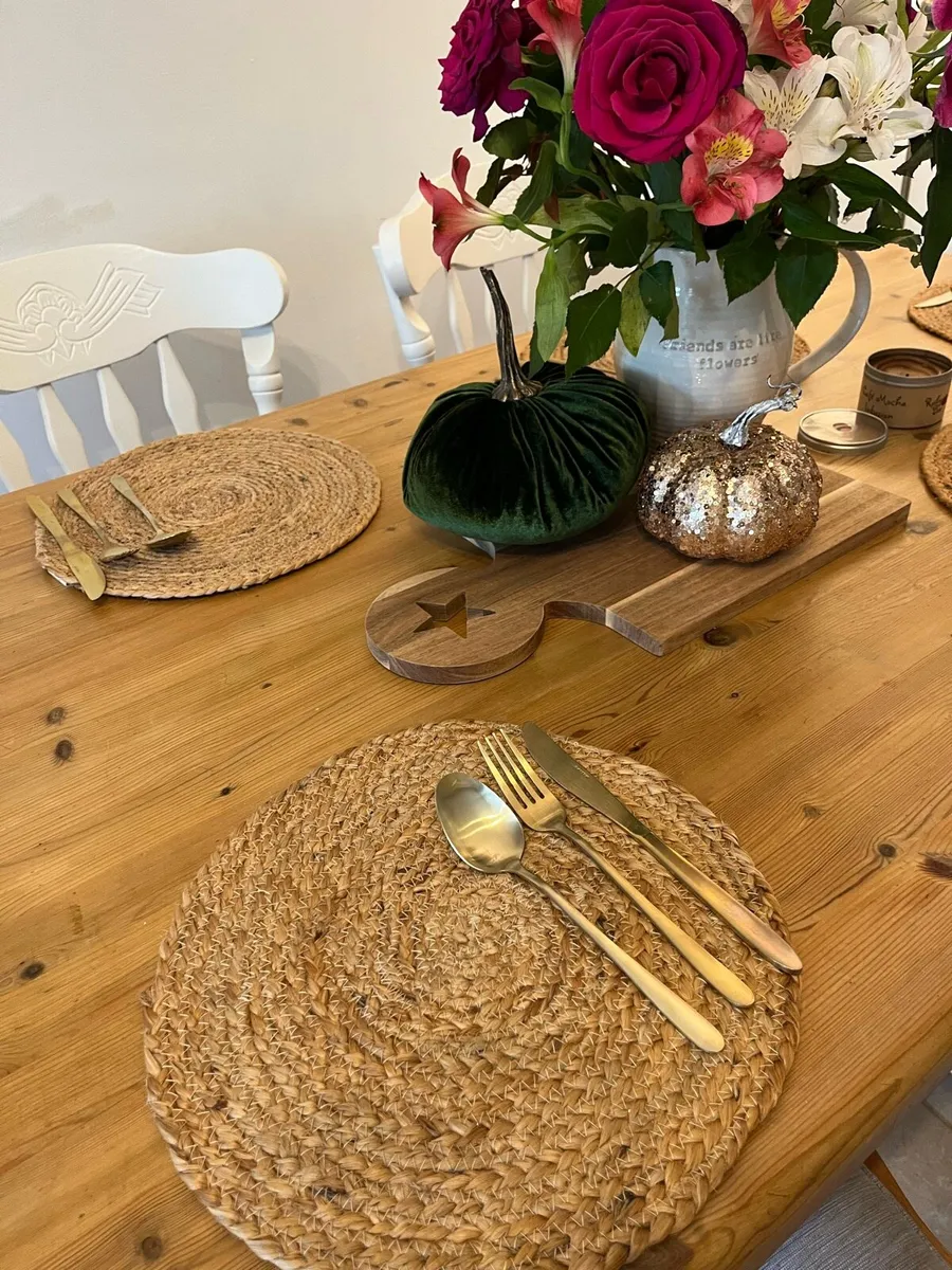 Table and chairs - Image 4