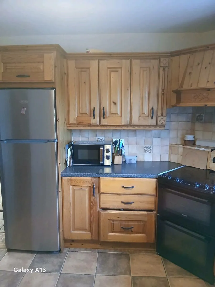 Kitchen with appliances - Image 1