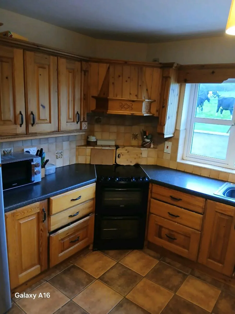 Kitchen with appliances - Image 2