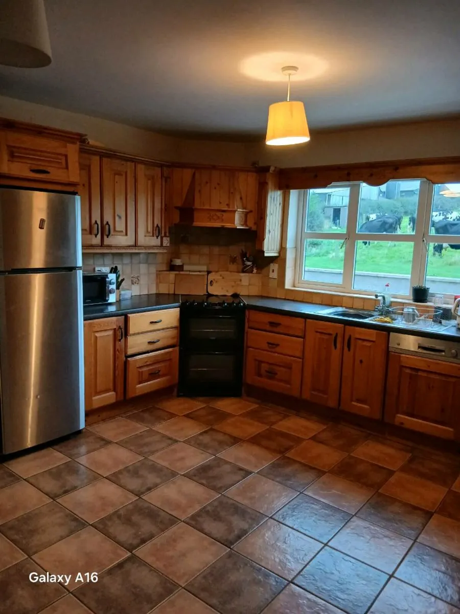 Kitchen with appliances - Image 3
