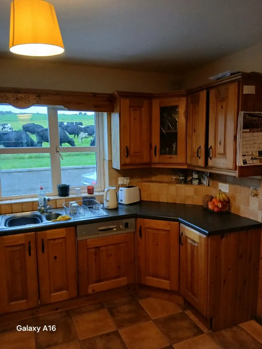 Kitchen with appliances - Image 4