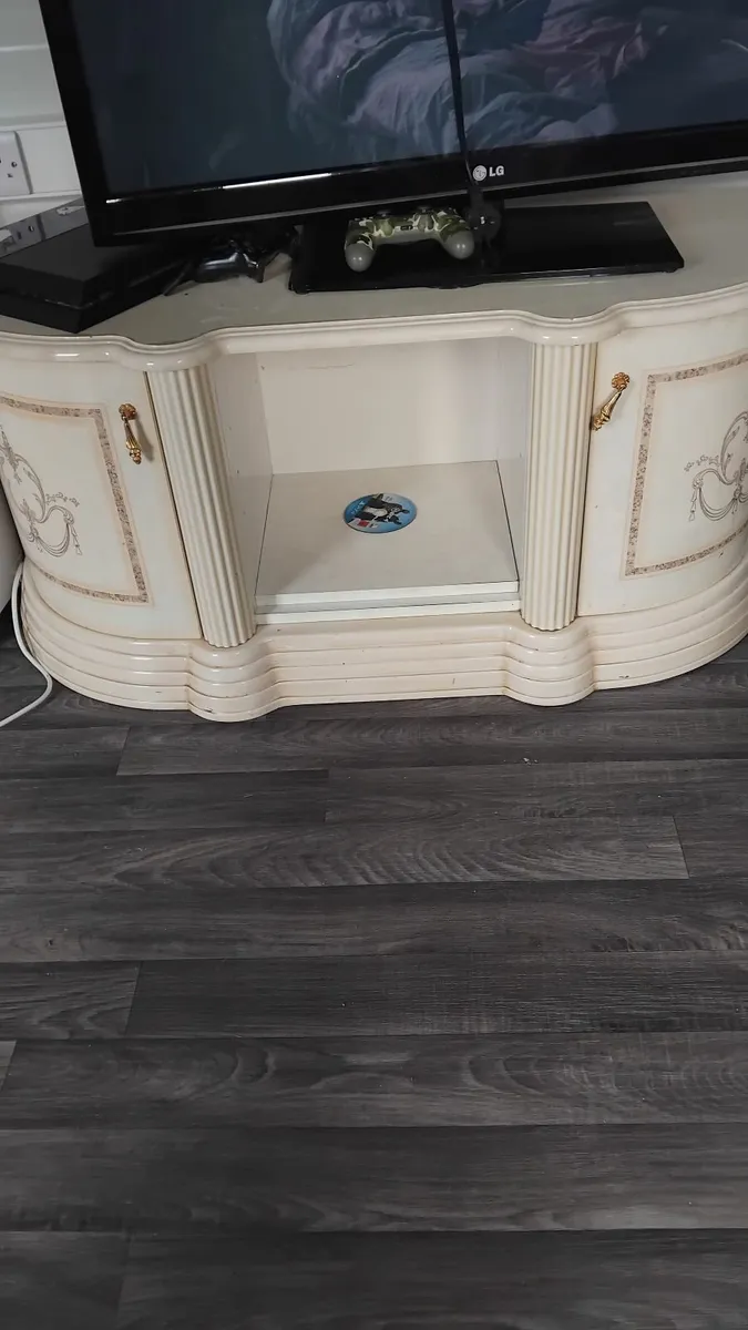 Tv stand