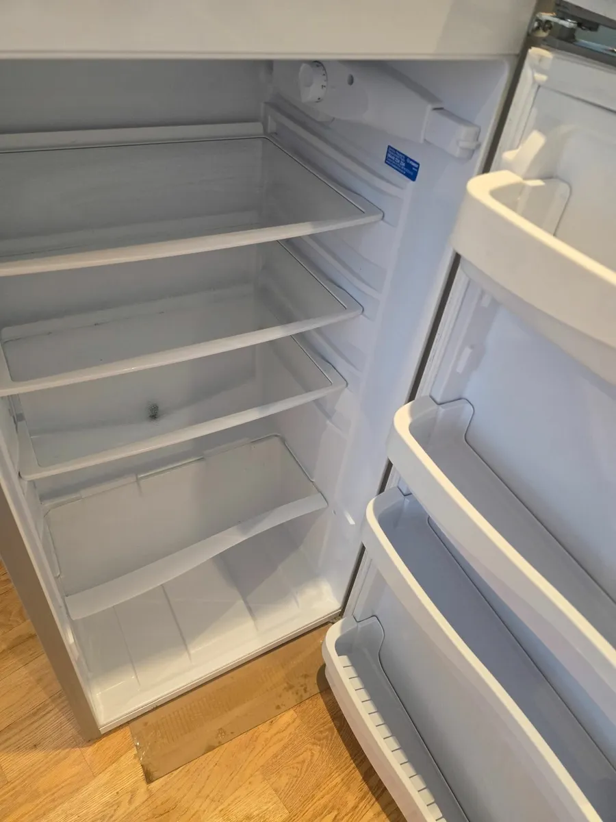 🧊 Indesit Fridge Freezer - Image 1
