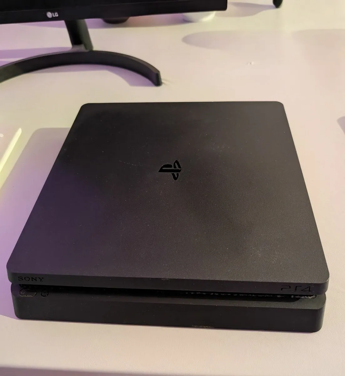 PlayStation 4 – 2 Controllers + GTA V & Sonic - Image 1