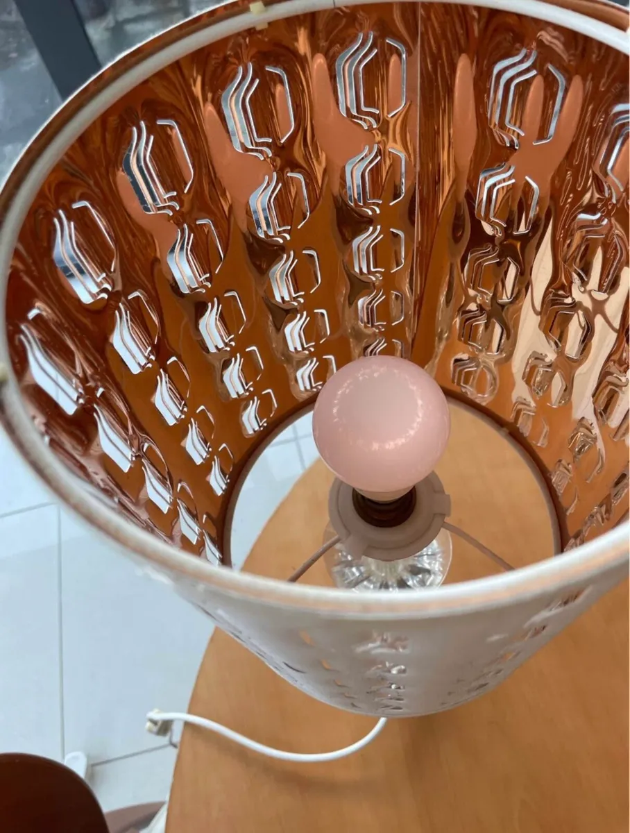 Clear acrylic table lamp with shade - Image 3