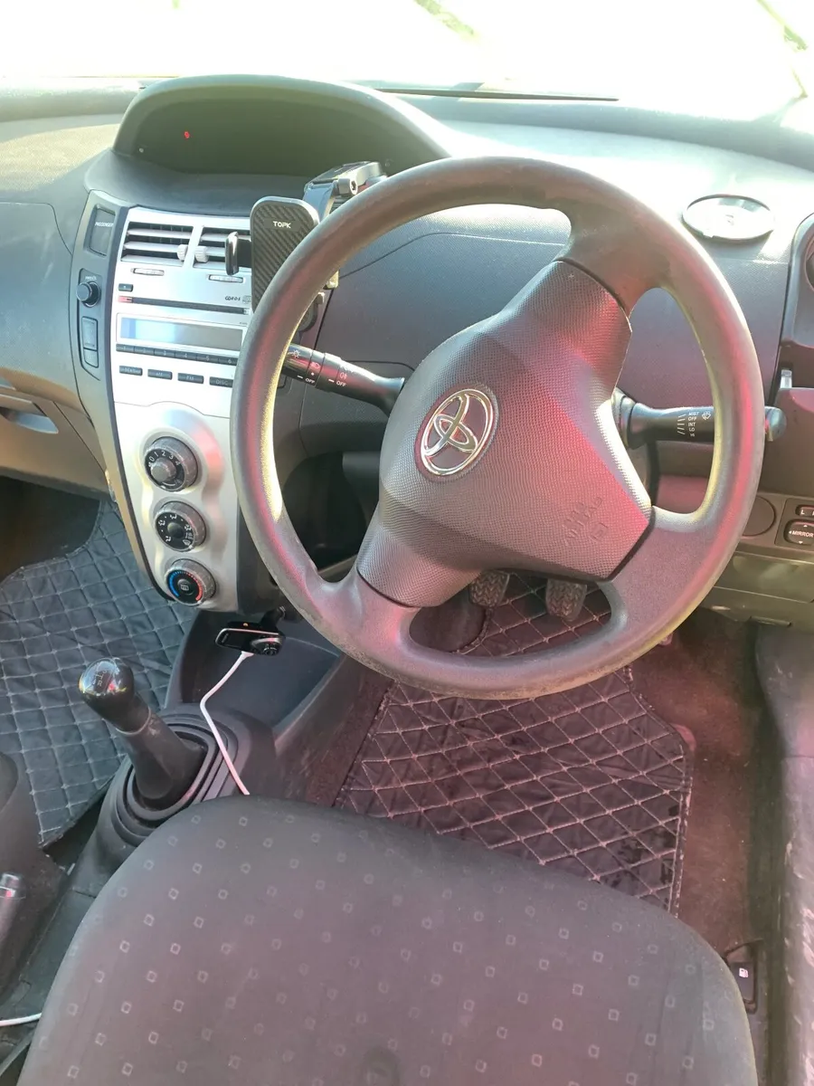Toyota Yaris 2006 - Image 2