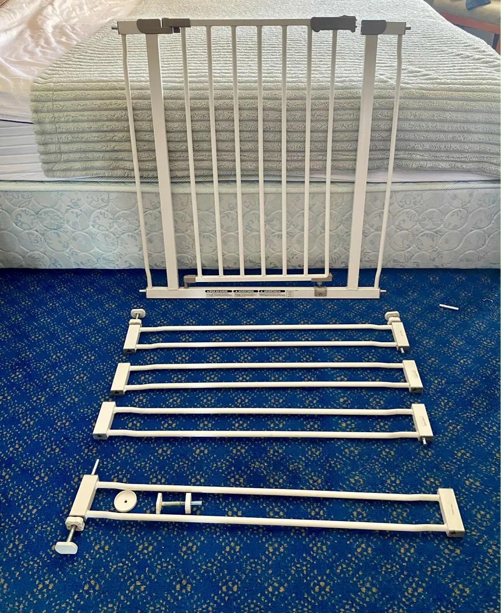 Baby safety gate + extenders - Image 3
