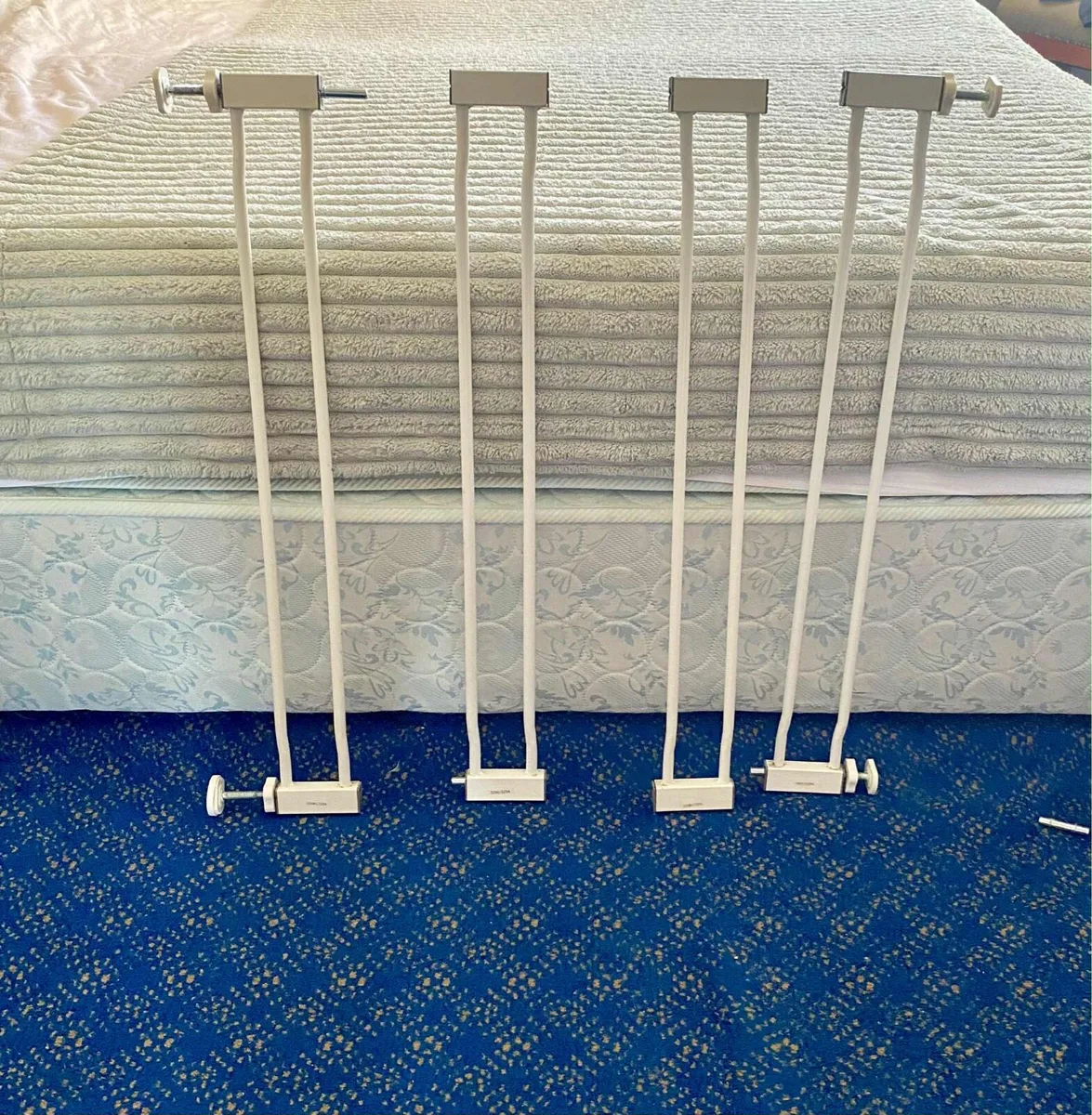 Baby safety gate + extenders - Image 4