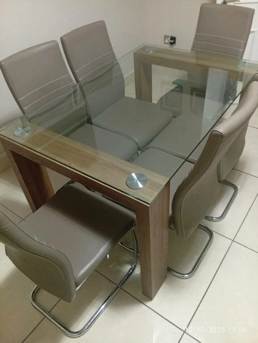 Table and chairs - Image 2
