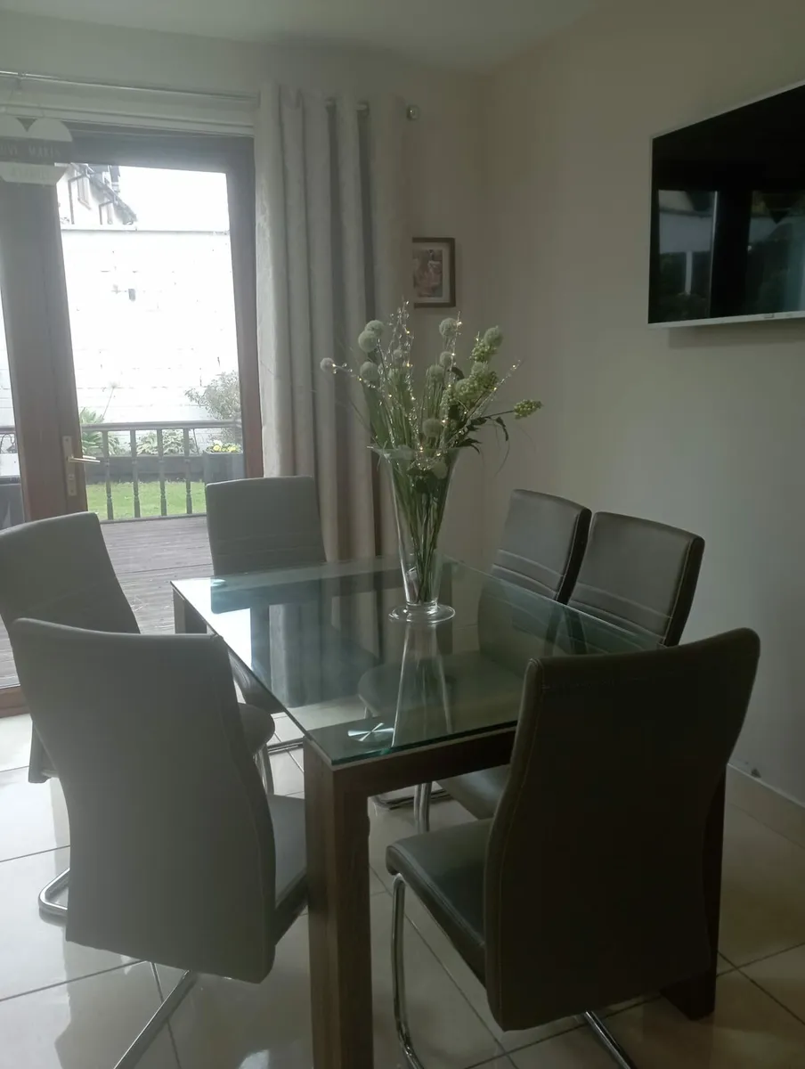 Table and chairs - Image 1