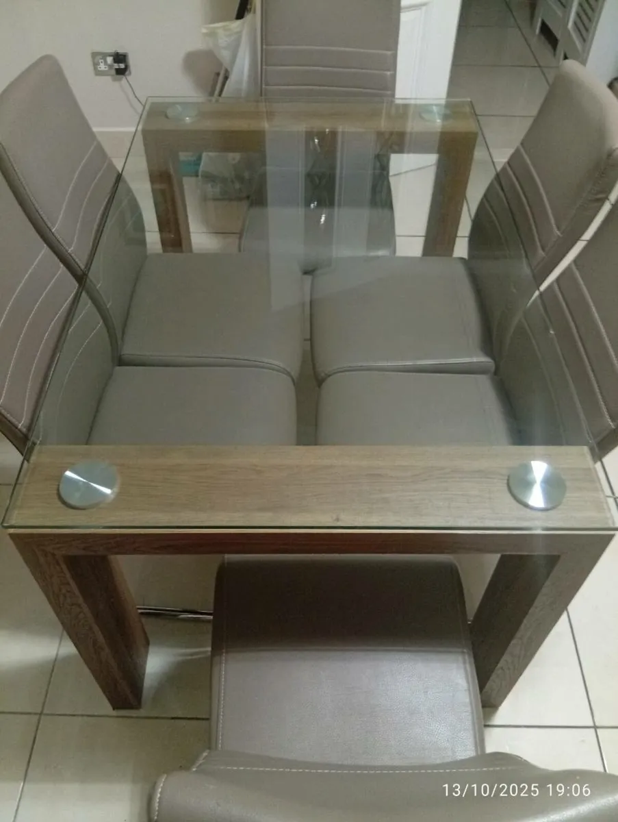 Table and chairs - Image 3