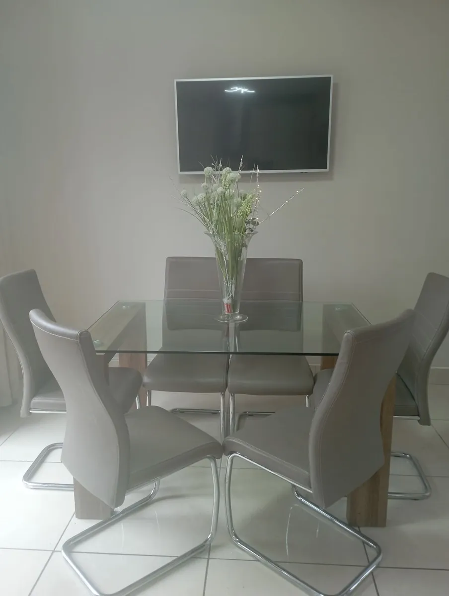 Table and chairs - Image 4