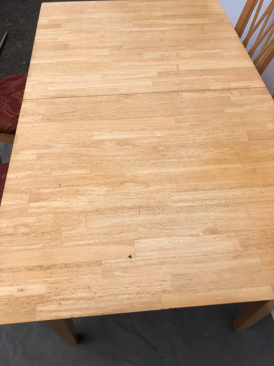 Table and four chairs - Image 2